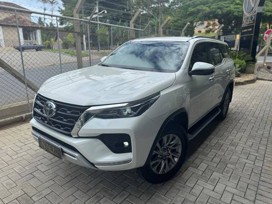 TOYOTA HILUX SW4 2.8 D-4D TURBO DIESEL SRX 4X4 AUTOMÁTICO